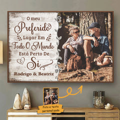 O Meu Lugar Preferido Está Perto De Si - Carregar Imagem. Presente Para Casais. Marido E Sposa - Personalized Horizontal Poster Portuguese