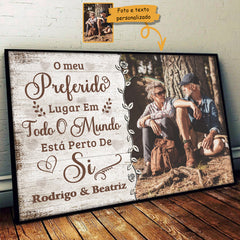 O Meu Lugar Preferido Está Perto De Si - Carregar Imagem. Presente Para Casais. Marido E Sposa - Personalized Horizontal Poster Portuguese