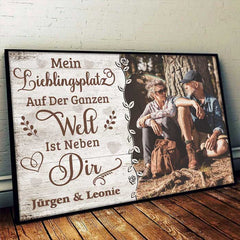 Mein Lieblingsplatz Ist Neben Dir - Bild Hochladen. Geschenk Für Paare. Ehemann Und Ehefrau - Personalized Horizontal Poster German