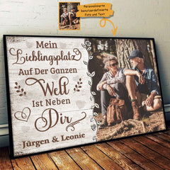 Mein Lieblingsplatz Ist Neben Dir - Bild Hochladen. Geschenk Für Paare. Ehemann Und Ehefrau - Personalized Horizontal Poster German